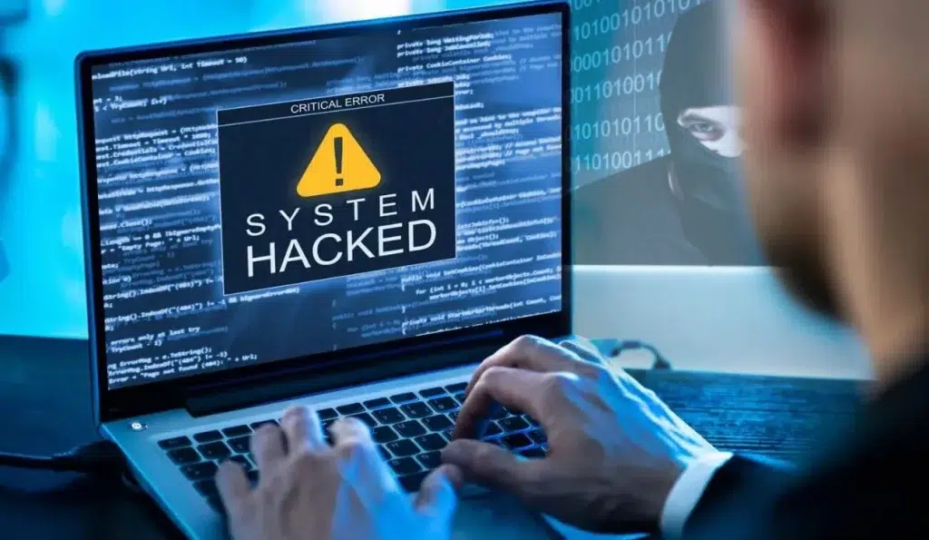 Ransomware Mad Liberator atacando sistema informático con mensaje de 'System Hacked' en pantalla, simbolizando la amenaza cibernética en 2024