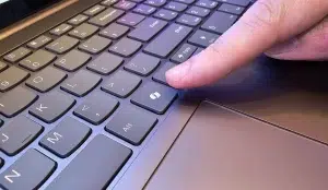 Tecla dedicada a Copilot en el teclado de un Microsoft Copilot+ PC con IA para acceder a funciones inteligentes de Windows.