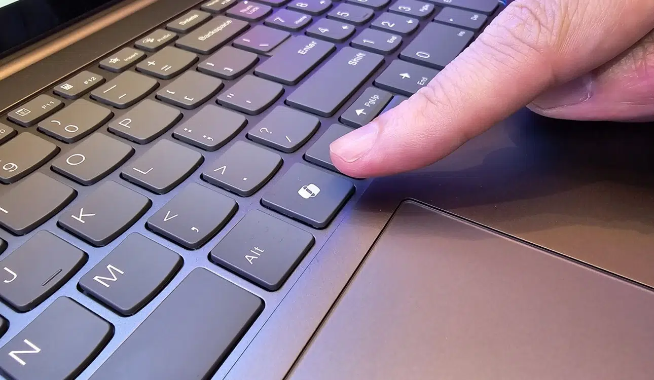 Tecla dedicada a Copilot en el teclado de un Microsoft Copilot+ PC con IA para acceder a funciones inteligentes de Windows.