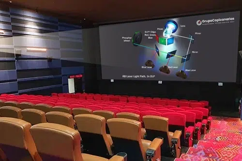 auditorio equipado con el Proyector Láser Sharp/NEC PA804UL ofrece resolución 4K y 8.200 lúmenes, con funcionamiento silencioso y libre de mantenimiento. Ideal para grandes espacios, garantiza una calidad visual excelente con colores vibrantes y bajo costo operativo.